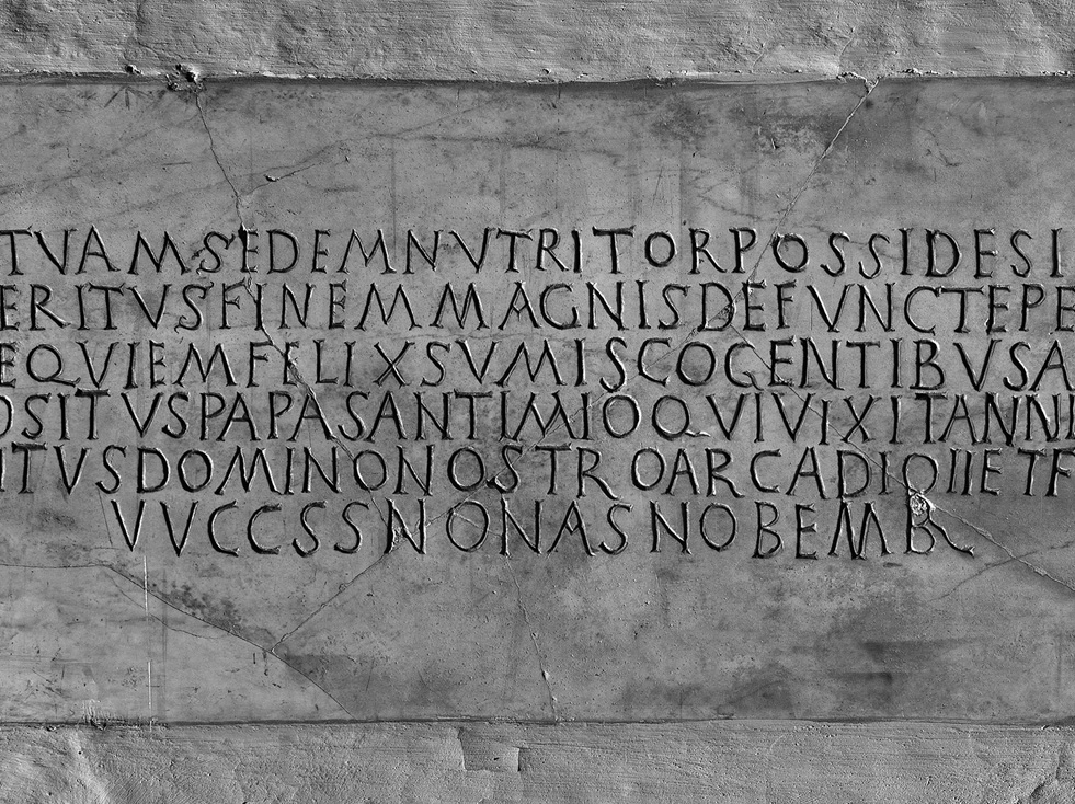 Plaque Avec Epitaphe Dediee A Un Papas