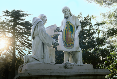 Mayo con María en los Jardines Vaticanos